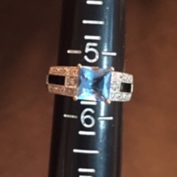 Beautiful 14K Blue Topaz Ring - Picture 4 of 5